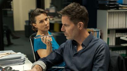 Bild: Andrej Vasilenko/ZDF/dpa
Akribisch arbeiten Oliver von Bodenstein (rechts, Tim Bergmann) und seine Kollegin Pia Sander (Kathrin von Steinburg) die Hinweise ab.