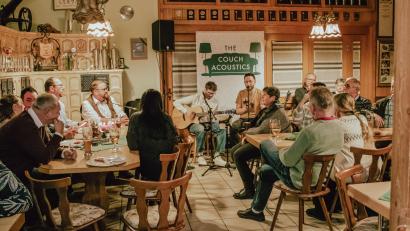 Bild: Antonina Musiienko
Reger Besuch herrschte bei den Kachelofengeschichten mit Bürgermeister Hans Walter (am Kachelofen) und den Couch Acoustics im Kastler Schützenheim.