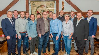 Bild: Hans Walter
Hans Walter (Zweiter von rechts) kandidiert erneut als Bürgermeister für Kastl. Dazu gratulierten unter anderem Landrat Roland Grillmeier (links) und Kemnaths Bürgermeister Roman Schäffler (Dritter von rechts) sowie die Gemeinderatskandidaten.