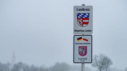 Bild: Armin Weigel/dpa
„Landkreis Dingolfing-Landau“ steht neben dem Wappen des Landkreises.