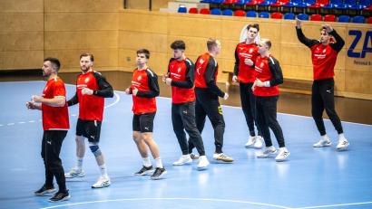 Bild: Sina Schuldt/dpa
Die deutsche Handball-Nationalmannschaft beim Training in Hannover.