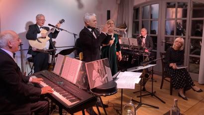 Bild: aks
Carolina Trautner (rechts) und Max Loys (Dritter von links) Sextett "Cappucino" feierten mit "Frauenstimmen - Worte & Musik" Premiere in der Kulturscheune Elbart.