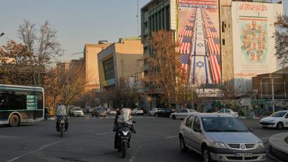 Bild: Vahid Salemi/AP/dpa
USA und Israel als Feindbild: Straßenszene im Iran.