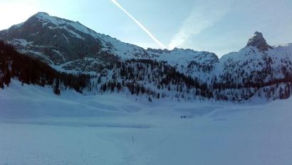 Bild: Josef Egger/Nationalpark Berchtesgaden/dpa
Im nur wenige Meter höher gelegenen Kärlingerhaus kann es bereits bis zu 20 Grad wärmer sein als am Funtensee selbst.