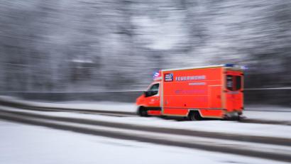 Bild: Christian Charisius/dpa
Wegen der eisigen Temperaturen musste die Feuerwehr die Passagiere zu einer Raststätte bringen. (Symbolbild)