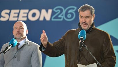 Bild: Malin Wunderlich/dpa
CSU-Chef Söder und Landesgruppenchef Hoffmann (links) fordern wie CDU-Chef Merz eine klare Priorität der Regierungsarbeit auf Wirtschaftswachstum.