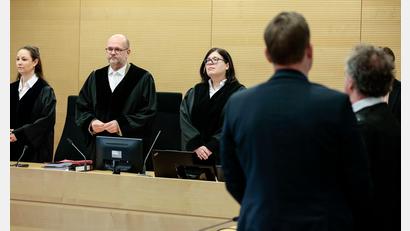 Bild: David Ebener/dpa
Ein Richter (vorn) trieb es vor allem während seiner Arbeitszeit zu weit ‒ und wurde dafür nun von einem Kollegen verurteilt.