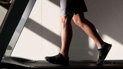 Bild: Klaus-Dietmar Gabbert/dpa-tmn/dpa
Ob es ein Fitnessgerät zu Hause gibt, ist auch eine Frage des Geldes. (Symbolbild)