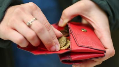 Bild: Jan Woitas/dpa
Gestiegene Preise belasten die Budgets der Menschen (Archivbild)