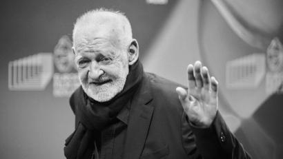 Bild: Annette Riedl/dpa
Bela Tarr war 2023 bei der Verleihung des Europäischen Filmpreises in Berlin.