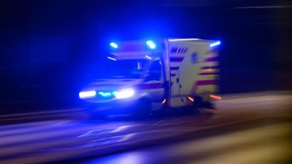 Bild: Robert Michael/dpa
Ein Mann kam mit schweren Verletzungen ins Krankenhaus, ein weiterer mit leichten Verletzungen. (Symbolbild)