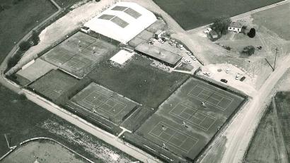 Luftbild: Werner Lischka
Hier wird offensichtlich Tennis gespielt. Mehr wird dann auch schon nicht verraten. Und auch heute gilt wieder: Wo sind wir?