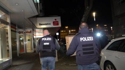 Bild: Markus Gayk/dpa
Mehrere Kisten mit Beweismaterial aus der Sparkassenfiliale sicherten Polizeibeamte am Abend.