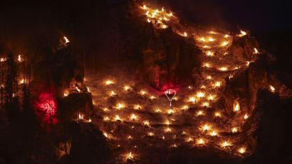 Bild: Daniel Löb/dpa
Rund 1.000 Bergfeuer werden in Pottenstein entzündet.