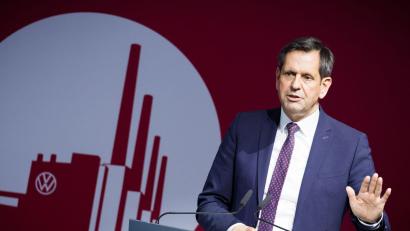 Bild: Moritz Frankenberg/dpa
Niedersachsen hält 20 Prozent der Stimmrechte im VW-Konzern. Ministerpräsident Lies sitzt für das Land im Aufsichtsrat. (Archivbild)