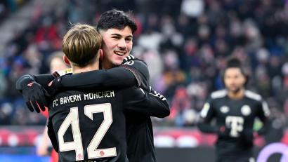 Bild: Sven Hoppe/dpa
Lennart Karl (Nr 42.) wird nach seinem ersten Tor gefeiert.