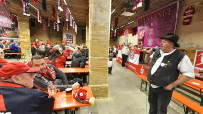 Bild: Hubert Ziegler
Josef Finster, Präsident des Bayern-Fanclubs "Die Kaisertreuen" musste den Fans am Sonntag die überraschende Absage von Sacha Boey mitteilen.