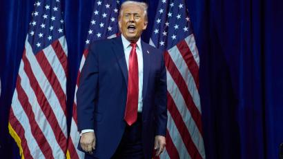 Bild: Evan Vucci/AP/dpa
Die US-Regierung bringt einen Militäreinsatz ins Spiel.