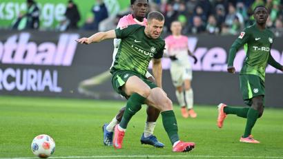 Bild: Swen Pförtner/dpa
Denis Vavro (vorn) vom VfL Wolfsburg. (Archivbild).