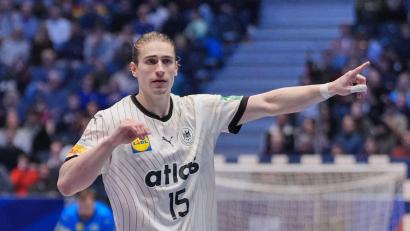 Bild: Soeren Stache/dpa
Juri Knorr lenkt das Spiel der deutschen Handballer wie kein anderer. (Archivbild)