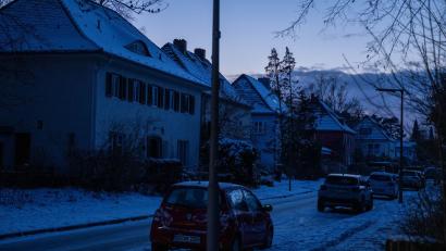 Bild: Christophe Gateau/dpa
Viele Haushalte im Südwesten Berlins sind die dritte Nacht in Folge ohne Strom.