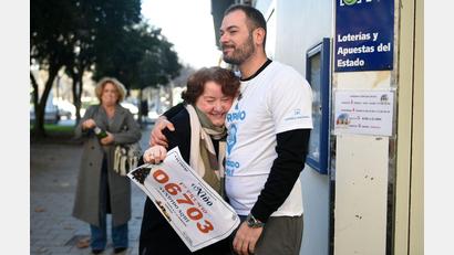 Bild: Víctor Fernández/EUROPA PRESS/dpa
Der Hauptgewinn bei der diesjährigen Jesuskind-Lotterie entfällt dieses Jahr auf die Losnummer 06.703.