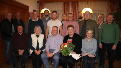 Bild: kro
Die CFWG Bärnau hat mit Markus Fichtner (sitzend, Mitte) ihren Bürgermeisterkandidat nominiert.