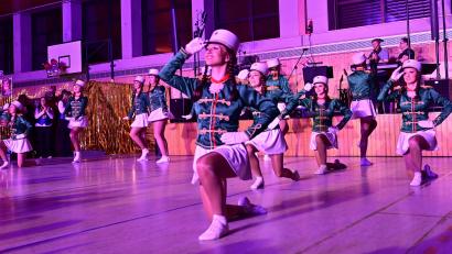 Bild: Michael Welnhofer
Mit ihrem Gardemarsch punktet die Prinzengarde beim Publikum.