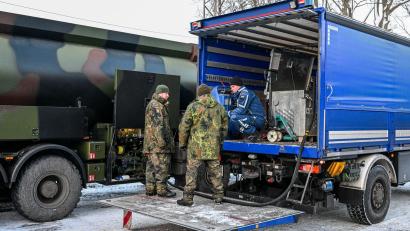 Bild: Jens Kalaene/dpa
Die Bundeswehr unterstützt das Technische Hilfswerk bei der Betankung mit Diesel, der für Notstromaggregate benötigt wird.