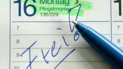 Symbolbild: Kay Nietfeld/dpa
Feiertage feiern, wie sie fallen: Im Jahr 2026 fallen sie eher schlecht. Immerhin kann der Pfingstmontag nicht auf ein Wochenende fallen.