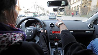 Symbolbild: picture alliance / dpa
Die CSU würde den Führerschein ab 17 gerne ausweiten. Auch 16-Jährige sollen dann schon in Begleitung ein Auto fahren dürfen.