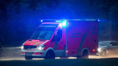 Bild: Silas Stein/dpa
Ein Rettungsdienst brachte den 39-Jährigen in ein Krankenhaus. (Symbolbild)