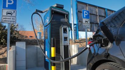 Archivbild: Wolfgang Steinbacher
Neben dem Normalladen wächst auch das Angebot an Schnellladestationen. Mehrere Standorte im Landkreis bieten Ladeleistungen von 150 bis zu 400 Kilowatt an. Diese sogenannten HPC-Lader sind vor allem für den schnellen Zwischenstopp gedacht.