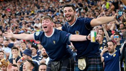 Bild: Marijan Murat/dpa
Schottische Fußball-Fans zeigten sich bei der EM in Deutschland 2024 von ihrer ausgelassenen Seite. (Archivbild)