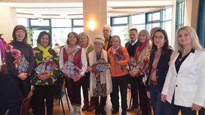 Bild: Kunz
Susanne Meichner (Zweite von rechts) und Tina Abel-Pschierer (rechts) ehrten langjährige Mitstreiter und Kursleiter.