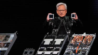Bild: John Locher/AP/dpa
Jensen Huang, Chef von Nvidia: Der Chiphersteller profitiert vom Boom um KI. (Archivbild)