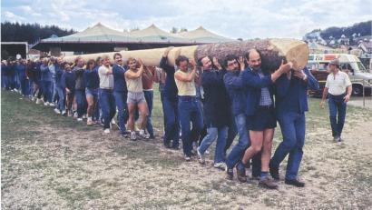 Archivbild: Max Paulus jun.
Auf diesem Foto wird der Kirwabaum wird von den Raigeringer Kirwaburschen eingeholt.