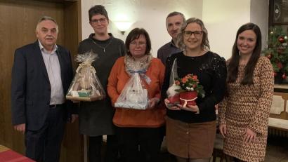 Bild: Sabrina Rosnitschek
Reiner Rosnitschek mit den geehrten Mitarbeitern und Mitarbeiterinnen der Steuerkanzlei Rosnitschek.