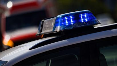 Bild: Moritz Frankenberg/dpa
Bei einem Zusammenstoß zweier Autos sind zwei Menschen schwer verletzt worden. Die Polizei sucht Unfallzeugen. (Symbolbild)