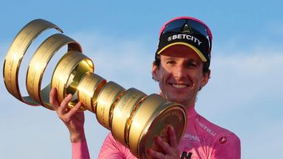 Bild: Gian Mattia D'Alberto/LaPresse/dpa
Trauma besiegt: Simon Yates gewann 2025 doch noch die Gesamtwertung beim Giro d'Italia. (Archivbild)