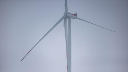 Bild: Thomas Banneyer/dpa
Der Flügel eines Windrads ist abgeknickt, weshalb eine angrenzende Autobahn gesperrt werden musste.