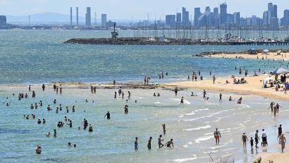 Bild: James Ross/AAP/dpa
Auf der anderen Seite der Welt ist Sommer: Menschen baden an einem Strand in Australien.