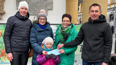 Bild: Christian Koch
Margit Meier (Zweite von rechts) und Birgit Prey vom Klinikum St. Marien Amberg nehmen von Christian Koch (rechts) und Alexander Stobitzer vom CIS Amberg die Spende entgegen