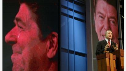 Bild: Joe Cavaretta/AP/dpa
Die Ronald Reagan Presidential Foundation würdigte den 80-Jährigen als einen Mann, dessen Leben „von Überzeugung, Zielstrebigkeit und einer tiefen Verbundenheit mit den Idealen“ seines Vaters geprägt gewesen sei. (Archivbild)