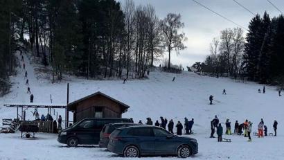 Bild: Hermann Mertel
Am Skilift in Eschenfelden war in den vergangenen Tagen "richtig was los", freut sich Hermann Mertel, der dieses Bild am Mittwoch kurz nach Öffnung des Lifts gemacht hat.