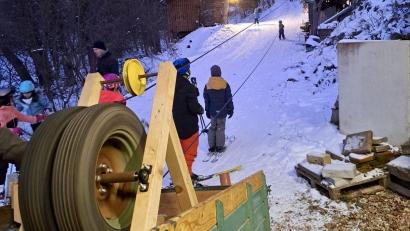 Bild: Matthias Tafelmeier
Der selbstgebaute Seilzug befindet sich auf einem Anhänger.