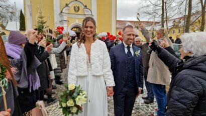 Bild: mab
Hochgehaltene Notenschlüssel, bunte Luftballons und viele beste Wünsche begleiten das Ehepaar Lehnerer nach der Trauung.