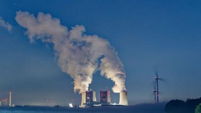 Bild: Henning Kaiser/dpa
Kondensierter Wasserdampf steigt von den Kühltürmen des Braunkohlekraftwerkes Neurath auf. Das Kraftwerk stößt große Mengen Kohlendioxid aus. (Symbolbild)