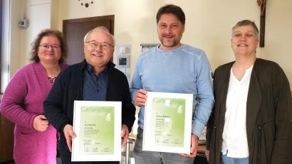 Bild: Hirsch
Die Vorsitzenden der Gartenpflegervereinigung, Petra Schmid (rechts) und Heidi Schmid (links), überreichten die Urkunden für geprüfte Gartenpfleger auf Landesebene an Karl Ruhland aus Oberviechtach (Zweiter von links) und Markus Böhner aus Hofenstetten.