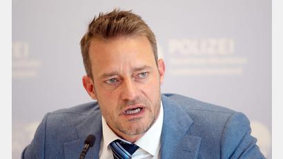 Bild: Federico Gambarini/dpa
Oliver Huth, Landesvorsitzender des Bundes Deutscher Kriminalbeamter (BDK) in Nordrhein-Westfalen, fordert eine Debatte über den Sonderstatus von Schließfächern. (Archivbild)